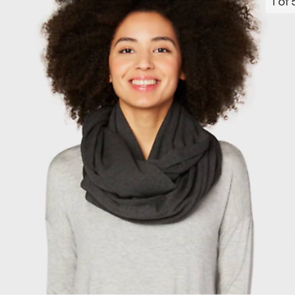NWT Beyond Yoga Pocket Infinity Black Scarf Womens One Size